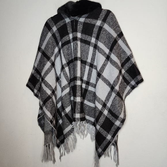 NWT Soft Surroundings Wool Alpaca Blend Black Grey Plaid Poncho Faux Fur Collar - Picture 7 of 16